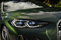 「M440i xDriveカブリオレ」には、ハイビームモードを設定すると最長約500mまでの距離を照射できる「BMWレーザーライト」が標準装備される。
