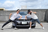 「プジョー508 GT BlueHDi」は、中古車記者歴25年の伊達軍曹（写真右）にも「シルバーの508、正体不明の金持ちに見えます！」と好評だった。ただし軍曹は生え抜きのカーマニアのせいか、マッサージ機能への称賛はなかった。（写真＝茂呂幸正）