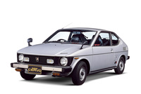 1977年10月に登場した「セルボ」。「フロンテクーペ」を長さ、幅ともに拡大したボディーはいささか間延びした感がなくもない。ヘッドライトは角型から丸型に、リアウィンドウは開閉式のガラスハッチとなった。