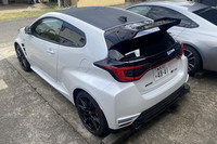 「トヨタGRヤリスRZ“ハイパフォーマンス”＋エアロパフォーマンスパッケージ」のボディーサイズは全長×全幅×全高＝3995×1805×1455mm、ホイールベースは2560mm。TOYOTA GAZOO Racingが全日本ラリー選手権やスーパー耐久シリーズといったモータースポーツで得た知見をもとに、プロドライバーとともに開発した実戦的な空力パーツが採用されている。