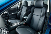 フロントのスポーツシートにもシルバーのステッチが用いられる。