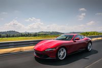 今回の試乗コースの大半は山岳路。アウトストラーダ区間は極めて限られていたが、ロングディスタンスツアラーとしての一基準である高い直進性もうかがい知ることができた。メーカー発表値の0-100km/h加速のタイムは3.4秒、最高速は320km/h。