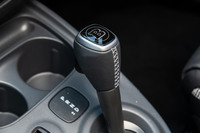 6段のデュアルクラッチ式AT「twinamic（ツイナミック）」は、「フォーフォー ターボ」に比べてシフトスピードが40％短縮。シフトレバーには「BRABUS」のエンブレムが備わる。