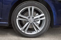 10スポークのアルミホイールは「マイスター」専用デザイン。テスト車には「ブリヂストン・トランザT001」タイヤが採用されていた。