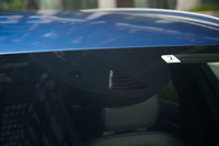 ルームミラー裏の高解像度カメラと、ミリ波レーダーユニット。アダプティブクルーズコントロールなどの便利機能や、ボルボ自慢の先進安全装備などに活用される。