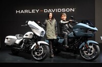 「ハーレーのオーナーになって友人が増え、人生の幅が広がった」と笑顔で語る魔裟斗さん。「ロードグライド」2024年モデルにも試乗しており、「エンジンがすごくトルキー」「1日で500kmくらい走れそうなほど快適で驚いた」などと、その印象を語った。