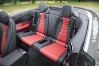 リアシートは2人掛け。50：50の分割可倒機構を備えており、長尺物の積載にも対応できる。