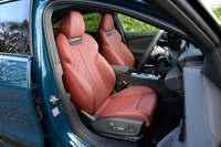 試乗車に採用されていたパーフォレーテッドレザーとファインナッパレザーのコンビシート。「レザーパッケージ」に含まれるオプション装備で、レッドとブラックから色が選べる。