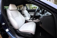 シートの仕様は、色を除くと基本的に全車共通。表皮は本革で、シートヒーターや電動調整機構（運転席／助手席）、電動ランバーサポート（運転席）を標準で装備している。