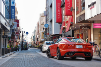 とある商店街でのひとこま。「ファイヤーサンド」と名付けられたオレンジのボディーカラーが目を引く。