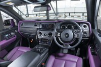 ダッシュボードには塗装から研磨までに21日間を要するというカーボンパネルが惜しみなく使われる。