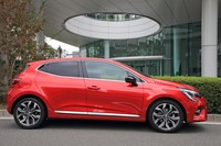 ボディーサイズは全長×全幅×全高＝4075×1725×1470mm。日本仕様は先代モデルよりも全長と全幅で小さくなっており、こういう例は近年のフルモデルチェンジでは珍しい。ホイールベースは15mm短い2585mm。