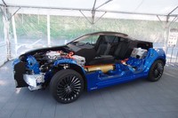 アルミ材と超高張力鋼板を最適に配置し軽量化を図ったという新型「ミライ」。50：50の前後重量配分を実現した。