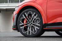 タイヤサイズは275/35ZR21。専用開発を示す「HN（Hyundai N）」マーク入りの「ピレリPゼロ」を履く。