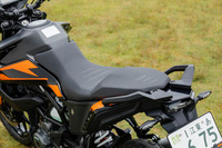 シート高は855mmあるが、スリムな車体もあって足つき性は悪くない。156kg（乾燥重量）という軽い車重とも相まって、取り回しのしやすさは良好だ。