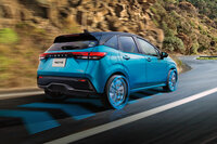 後輪をモーターで回す4WDでリアの駆動力を上げるためには、（当然ながら）より強力な後輪用モーターを搭載する以外に方法がなく、そのぶんコストがかさむことになる。写真は最高出力68PSの後輪用モーターを搭載する「日産ノート」の4WD車。