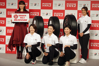 左から綾瀬はるかさん、アイスホッケー日本代表「スマイルジャパン」の久保英恵選手（FW）、床亜矢可選手（DF）、床秦留可選手（FW）、ゴルファーの宮里 藍プロ。