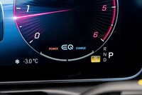 「クラシック」表示ではタコメーターの下部に「EQブースト」の作動状況が表示される。