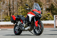 悪路走行やワインディングロードでのスポーティーな走りに加え、ロングツーリングも得意な「ムルティストラーダV4」。オプションでパニアケースも用意される。