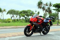 「ヤマハYZF-R25」はフルフェアリングを備えるスーパースポーツモデル。車体は軽量、コンパクトで扱いやすい。水冷249cc 2気筒エンジンは最高出力35PSを発生する。