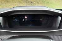 液晶式メーターは3D表示ができるのが特徴。スクリーンサイズの割に表示項目が小さく、盤面をぜいたくに使っている。