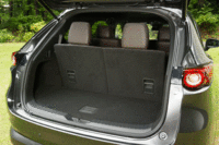 荷室の容量は、7人乗車時で239リッター。床下には65リッターのサブトランクも備わる。（写真をクリックすると、シートの倒れる様子が見られます）