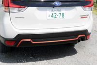 リアバンパーに加えられたオレンジアクセントでは、2つの峰を設けることで躍動感を表現している。