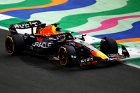 レッドブルのフェルスタッペン（写真）は15番グリッドから2位まで挽回しフィニッシュとなった。胃腸炎によりサウジアラビア入りが直前の木曜日となるも、金曜日からは敵なしの速さで3回のプラクティスとも最速タイム。チームメイトのペレスをも0.5秒近く突き放すほどだったが、予選Q2でドライブシャフトが壊れアタックできず、まさかの15番グリッド。昨季のベルギーGPでは14番グリッドから優勝するという快挙を成し遂げていたが、今回はペレスにかなわず優勝ならず。それでもファイナルラップでファステストラップを更新しポイント1点を追加、チャンピオンシップでも最小差でトップを守り、チャンピオンの意地を見せた。レース後の会見では「2位になれたことはいいことだが、2位になるためにここにいるわけではないのだから、個人的に言えばハッピーではない」と、マシンの信頼性に足を引っ張られた今回の結果に不満であることを語った。（Photo=Getty Images / Red Bull Content Pool）