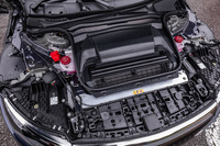 フロントボンネット下には、約600gの活性炭を使用する縦×横×厚さ＝412×596×40mmの大型HEPAフィルターが備わる。「EQS450＋」は、モーターやリダクションギア、デフをひとまとめにした最高出力333PS、最大トルク568N・mを誇る電動パワートレイン「eATS」をリアアクスルに搭載する。