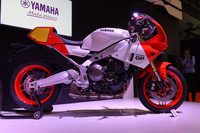 「XSR900GP」は、往年のレーサー「YZR500」を思わせるスポーツヘリテージモデル。888ccの直列3気筒エンジンを搭載する。