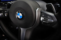 「マルチファンクションMスポーツ・レザー・ステアリング・ホイール」のスポーク部には、シフトパドルのほか、ACCやオーディオの操作スイッチが備わる。