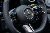 立体的なスポーク部分のデザインと、わかりやすいスイッチ配置が特徴の「AMGスポーツステアリングホイール」は、「AMGラインインテリアパッケージ」に含まれるオプション。