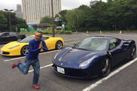 「フェラーリ458イタリア」（写真左）と「488GTB」（写真右）。その加速対決の様子にマリオ高野氏も大コーフン！