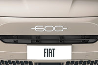 ホワイトに塗られたフロントの「600」エンブレム。