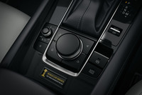 「100周年記念特別車2020ワールド・カー・デザイン・オブ・ザ・イヤー受賞記念モデル」購入者には専用オーナメントが進呈される。