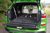 荷室容量は7人乗車時で200リッター、3列目シート格納時で650リッター、2・3列目シート格納時で1870リッター。荷室の左側壁には、3列目シートを自動で格納・展開するスイッチが備わる（ヘッドレストの格納・展開は手動）。