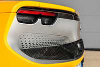 テールランプはおなじみの丸型ではなく異形タイプ。シャープなヘッドランプともども、クラシック寄りな「296GTB」のデザインにモダンさを加味している。