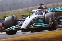 メルセデスのラッセル（写真）は2戦連続の3位。金曜日はトップから1秒近く遅れ、土曜日の雨のプラクティスでも2秒近く遅かったのが、ドライになった予選では見違えるような速さで自身初ポールを奪取。本人も「信じられない」と連呼するほどの大逆転だった。レースでは、雨を期待してソフトタイヤを選んでスタートしたというが、降水量は大したことはなく、フェルスタッペン、そして終盤にはソフトタイヤで猛追する僚友ハミルトンにも先行を許してしまった。（Photo=Mercedes）