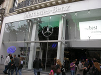 パリ屈指のキャバレー「リド」の左隣にあったメルセデス・ベンツギャラリー。2010年撮影。