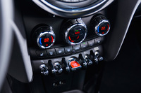 これまで、シフトセレクターの基部に備わっていたドライブモードセレクターの機能は、センタークラスターに設けられている右端のトグルスイッチに移された。