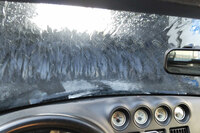 きたないクルマを入庫するのもどうかと思うので、「バイパー」を機械式洗車機に突っ込むことにした。見よ。バイパーのフロントウィンドウに迫りくるブラシの迫力を。