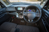 インテリアについては今回の改良で大きな変更はなかった。メーターは、「カスタム」では全車エンジン回転計付きの2眼式となる。