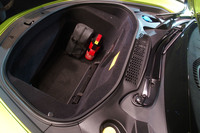 フロントには写真のような広さのラゲッジスペースも確保されている。