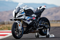 サーキットで試乗したスーパースポーツ「S1000RR」の2023年モデル。パワートレイン、シャシー、空力、電子制御と、全方位的な改良を受けている。