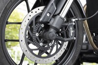 ブレーキは印BYBRE製で、前がφ300mmのディスクと4ピストンラジアルマウントキャリパー、後ろがφ230mmディスクとフローティングキャリパーの組み合わせだ。
