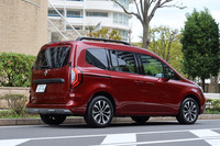 今回の相棒は、台数150台の限定車「カングー ヴァリエテ」。写真のカラーバンパー仕様（427万円）のほか、ブラックバンパー仕様（420万円）もある。