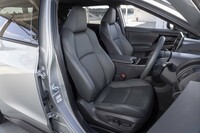 速暖性に優れるふく射ヒーターをトヨタ自動車として初採用したほか、エアコンには乗員の周囲のみを省電力で暖めるモードを設定。空調使用による航続可能距離の低下を抑えている。