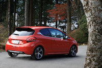 プジョーのBセグメントモデル「208」のスポーツグレード「GTi」。2016年3月には、よりサーキット走行に重きを置いた「GTi by PEUGEOT SPORT」も日本に導入される予定となっている。