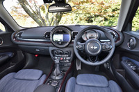 全幅が115mmも拡大され、それに応じてインテリアもルーミーに。クロムのトリムをちりばめ、上質感を演出している。