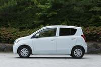 2013年2月の改良では、従来モデルから車重を20kg軽量化（FF車比）。リアバンパーの形状変更や、リアタイヤハウスに整流板を装備することで、空気抵抗を低減している。
    